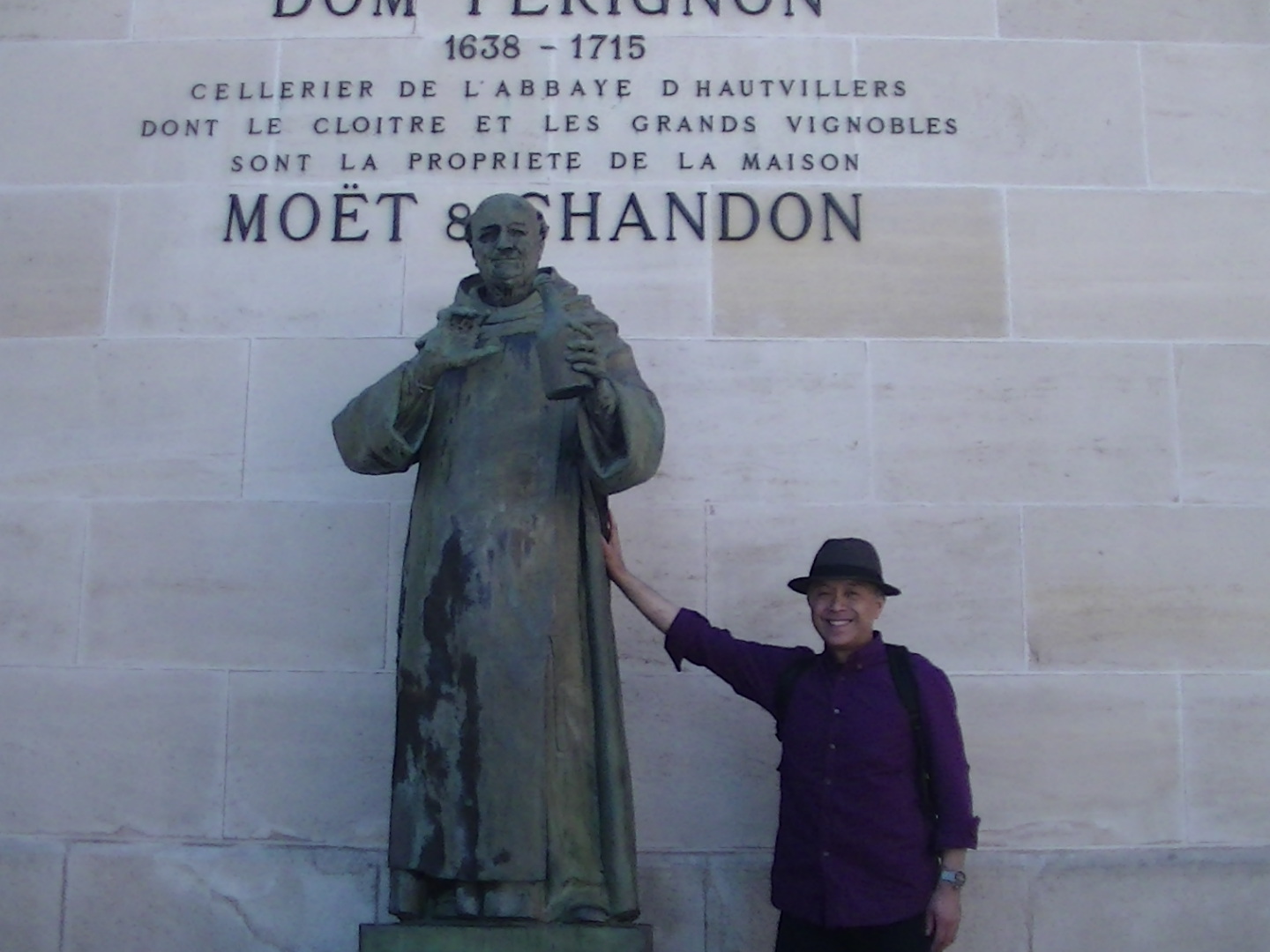 モエ・エ・シャンドン社前のドンペリニヨン銅像と私